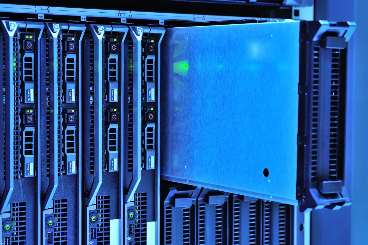 Server şkafında blade serverlər
